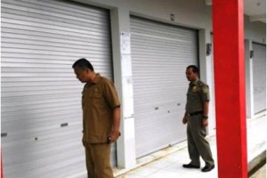 Kasatpol PP Kuningan saat meninjau kios daging seusai ditutup anggotanya.